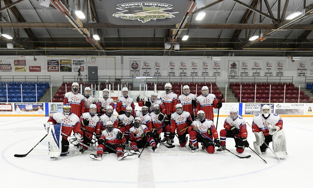 Vente aux enchères de chandails des Golden Hawks de Trenton en hommage à un membre des Snowbirds déc Image