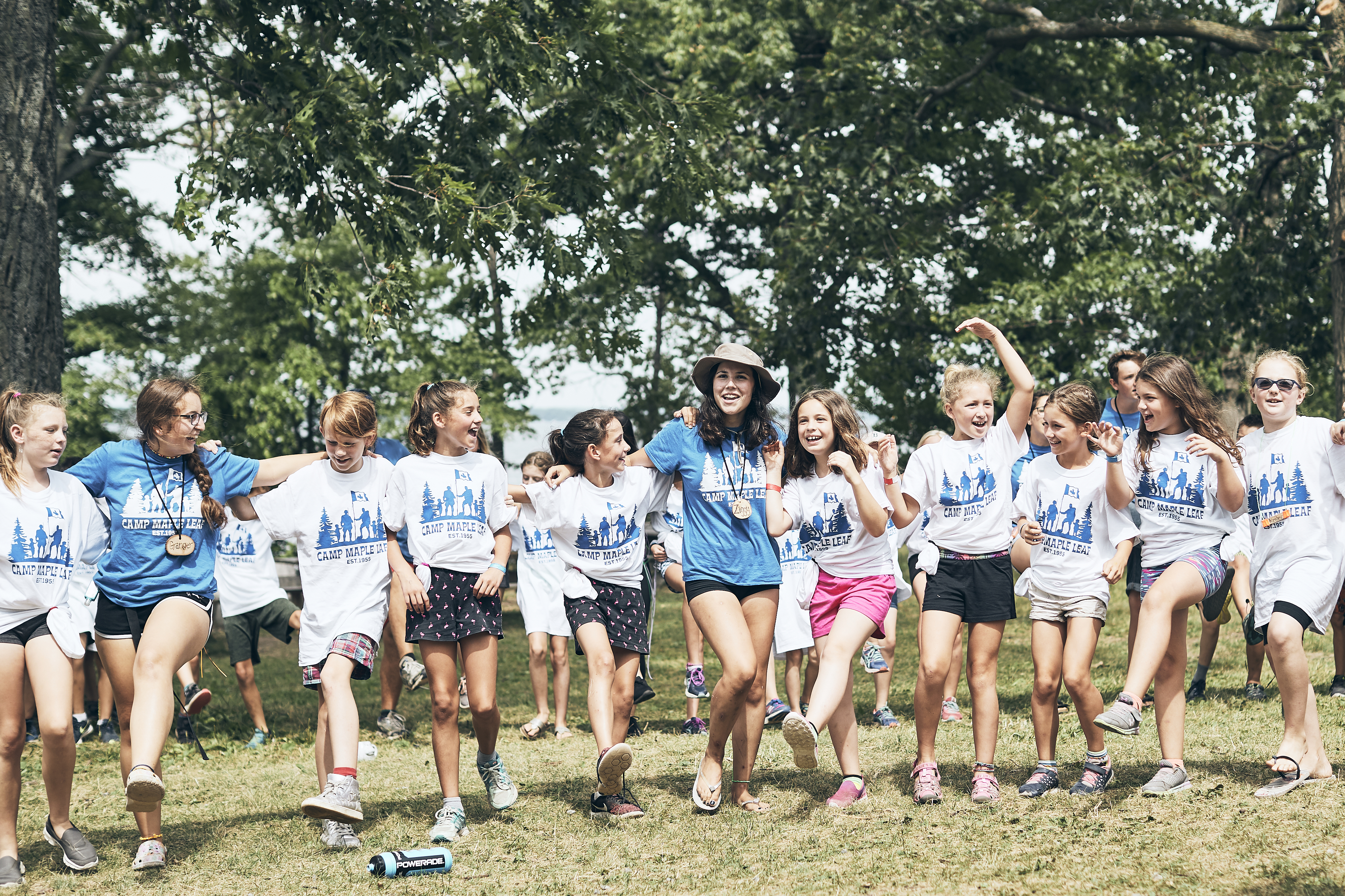 Under Armour s’associe à Appuyons nos troupes pour envoyer des enfants de militaires à des camps d’été. 