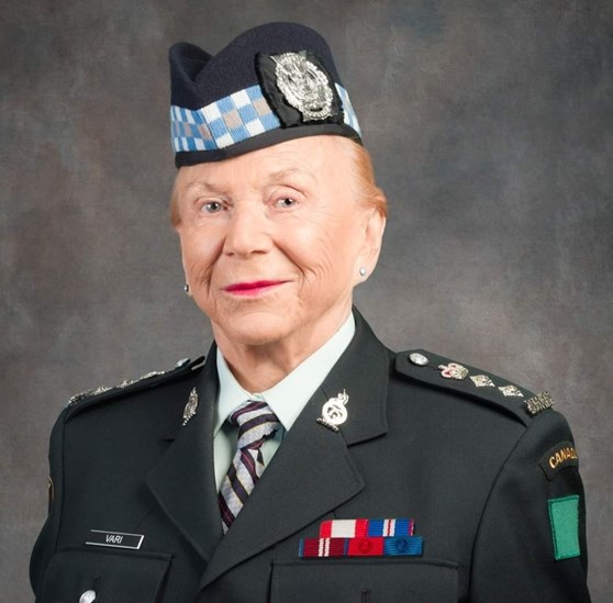 En mémoire du colonel honoraire Helen Vari